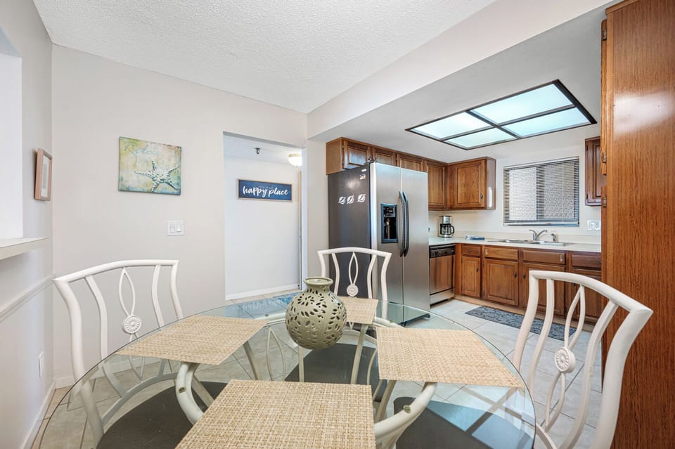 Breakfast nook right off the kitchen