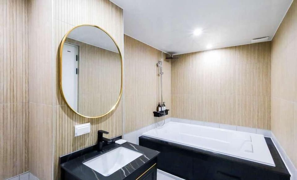 Deluxe Double Room | Bathroom | Hair dryer, bathrobes, bidet, towels
