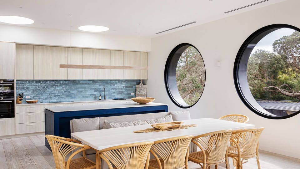 Fully equipped kitchen and dining 