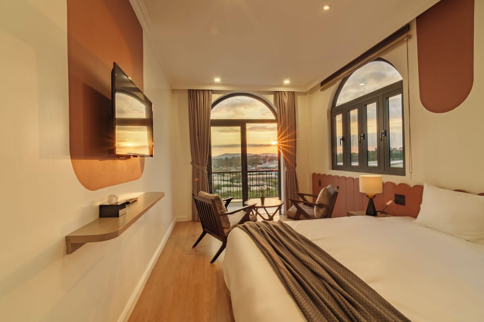 Deluxe Room, Bathtub, City View | Free minibar items, blackout drapes, free WiFi, bed sheets