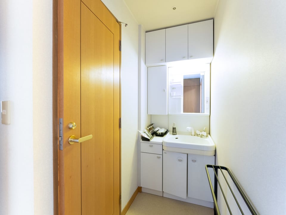 Modern Western Style Room | In-room safe, WiFi (free), bed sheets