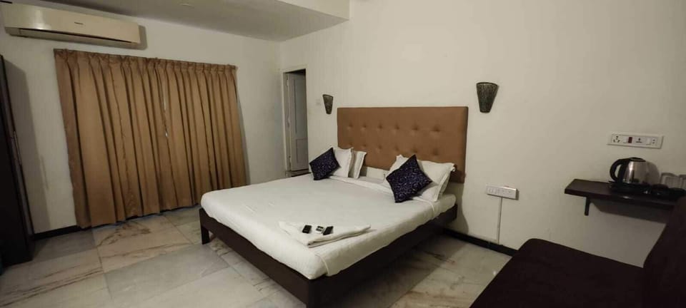 Premier Suite | Desk, iron/ironing board, free WiFi