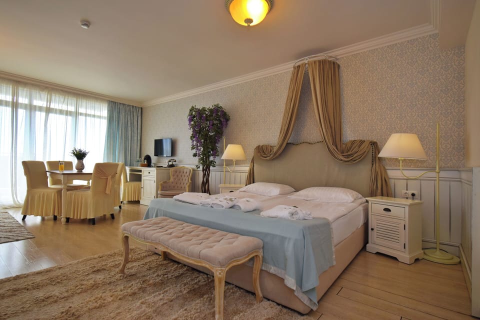 Standard Studio | Minibar, in-room safe, individually decorated, individually furnished