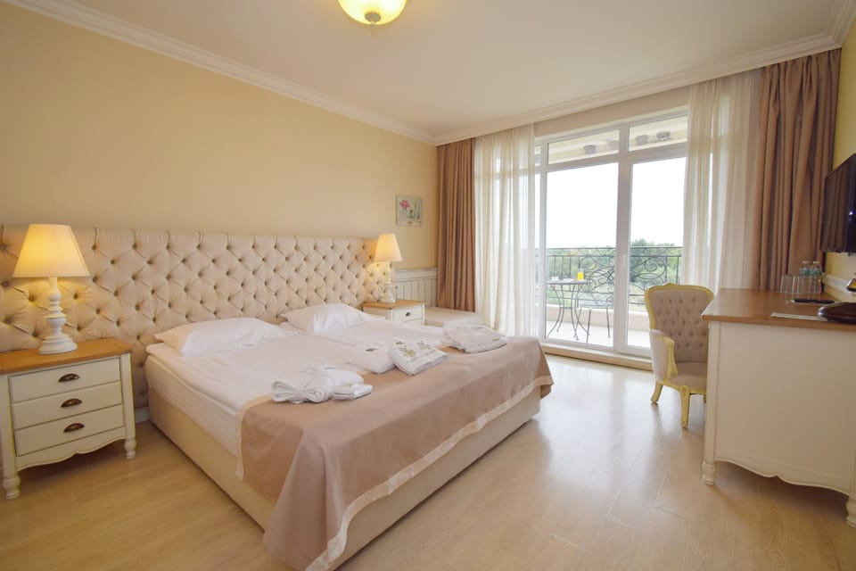 Luxury Apartment | Minibar, in-room safe, individually decorated, individually furnished
