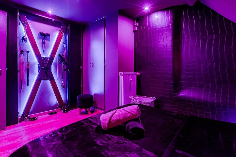 Welcome to the Escale du Désir, a love room created especially to make all your fantasies come true, will you dare to stay there?