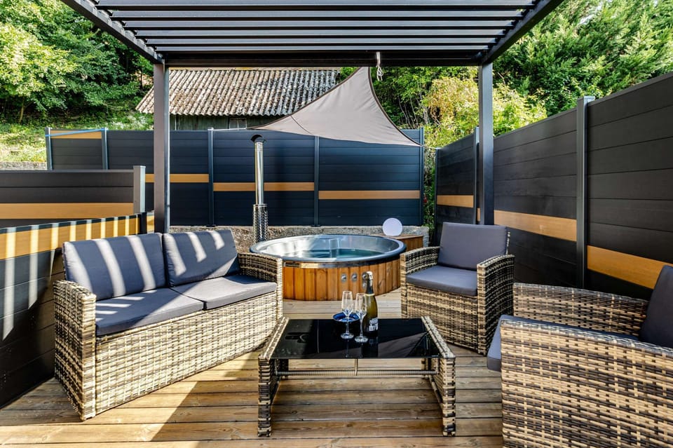 Outdoor spa tub