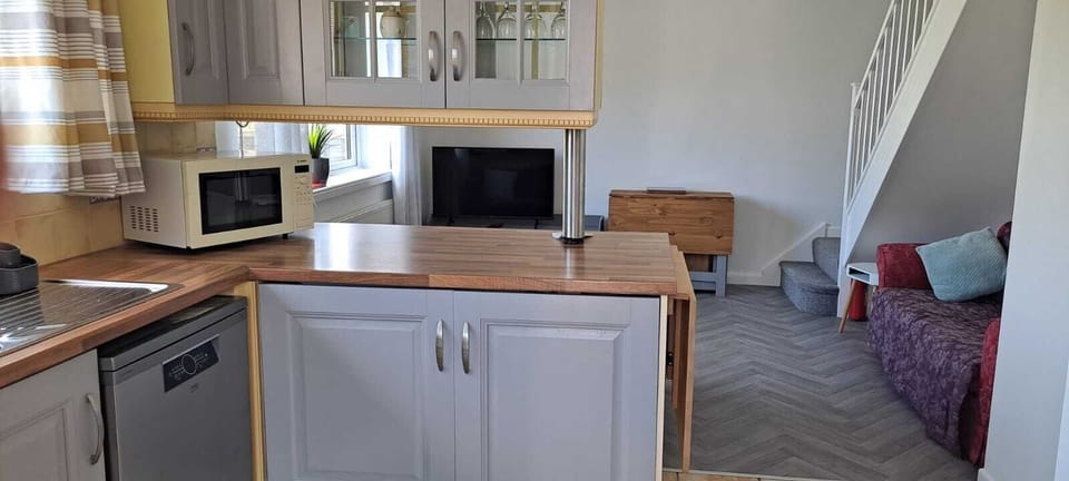 kitchen and lounge