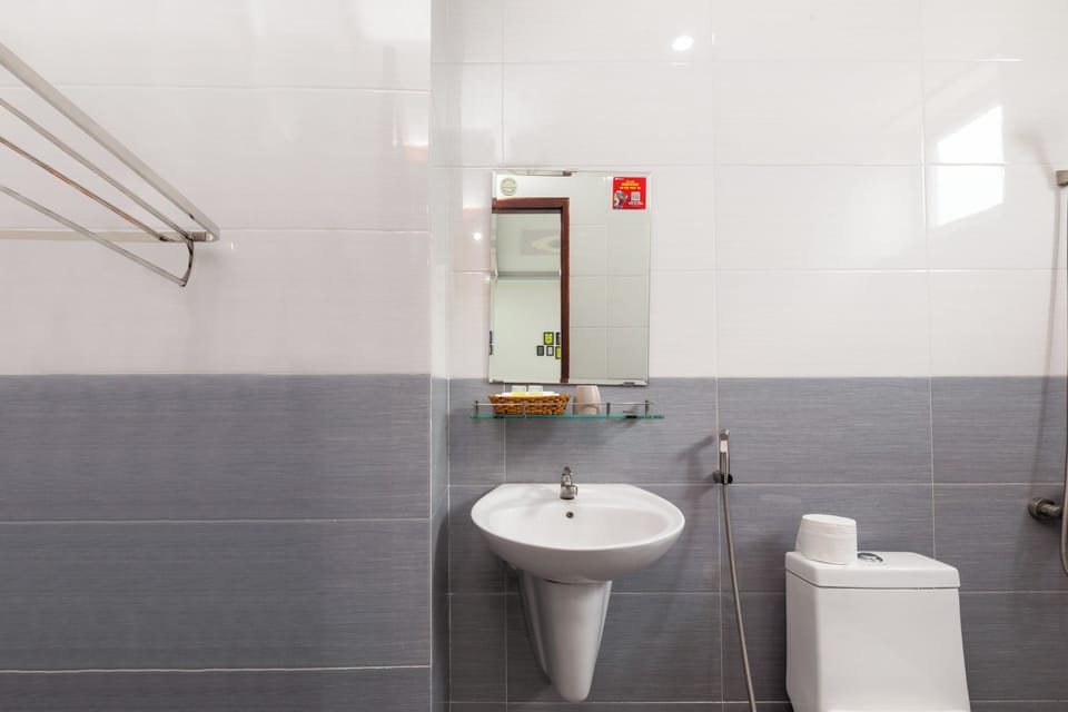 Business Room | Bathroom
