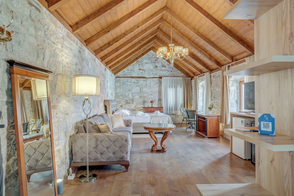 Deluxe Apartment | Down comforters, free WiFi