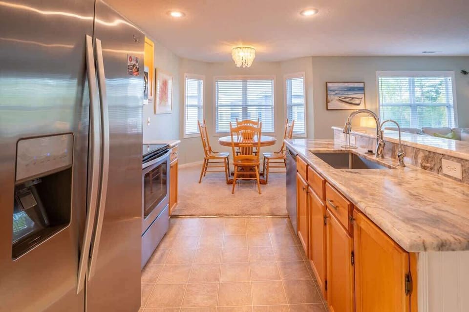 Full Kitchen with Granite Counters