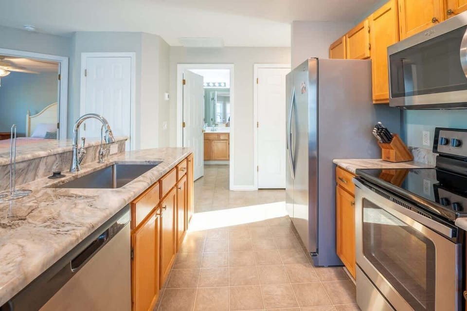 Full Kitchen with Granite Counters