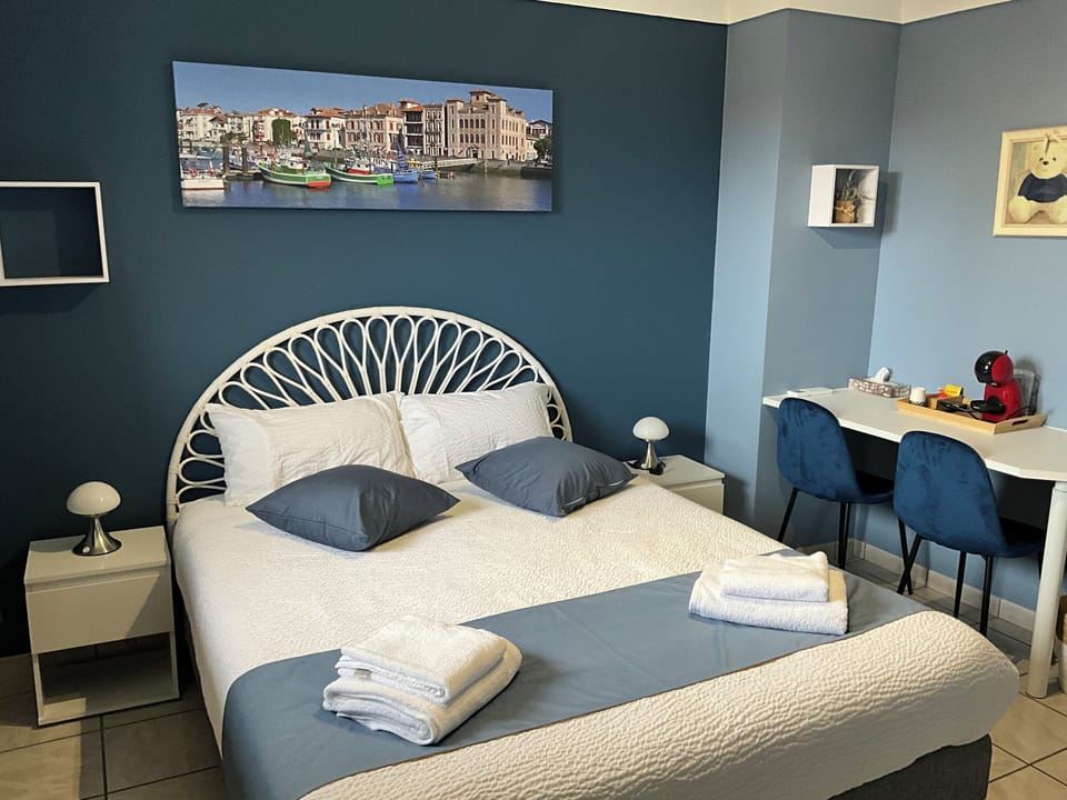 Comfort Double Room, Mountain View | Free minibar items, desk, laptop workspace, free WiFi