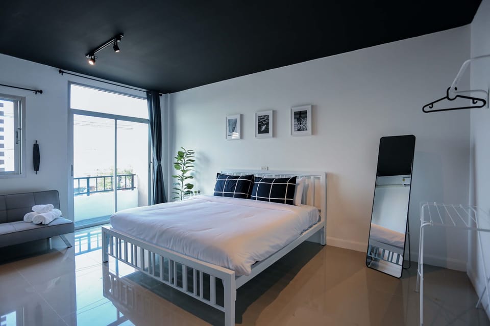 Single Room, 1 King Bed, Shared Bathroom | Free WiFi, bed sheets