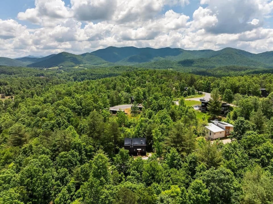 A striking modern retreat tucked among the trees. This long drone shot captures Viking Hut’s sleek architecture, private deck, and peaceful forest surroundings.