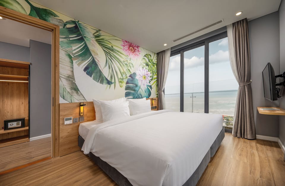 01 Premier Residence Ocean View | Desk, soundproofing, free WiFi, bed sheets