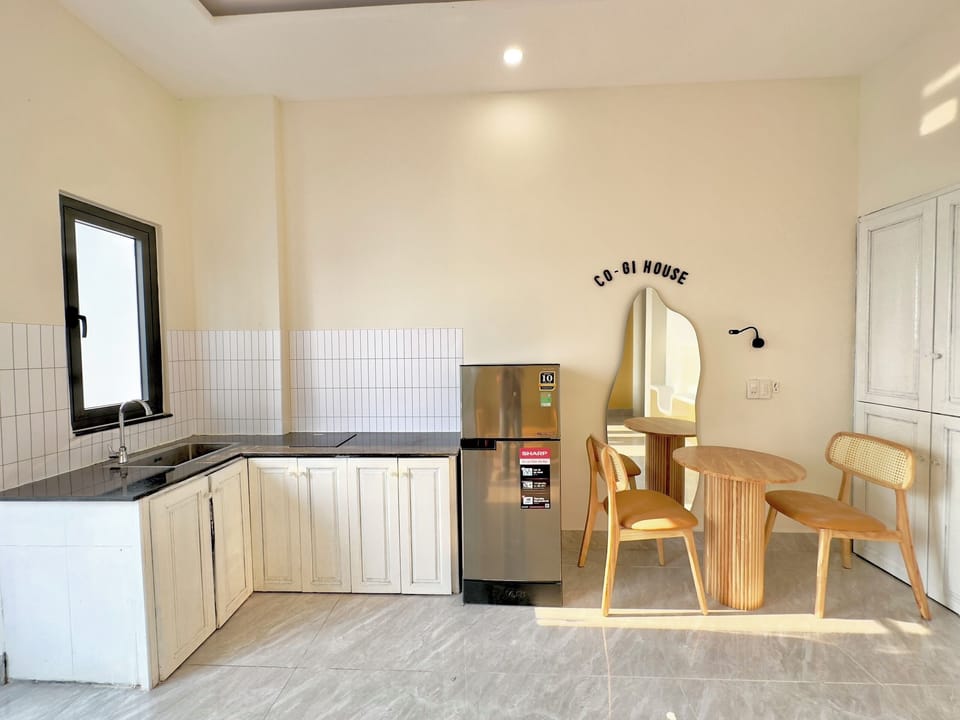 Deluxe Studio | Private kitchenette | Fridge, stovetop, cookware/dishes/utensils, cleaning supplies