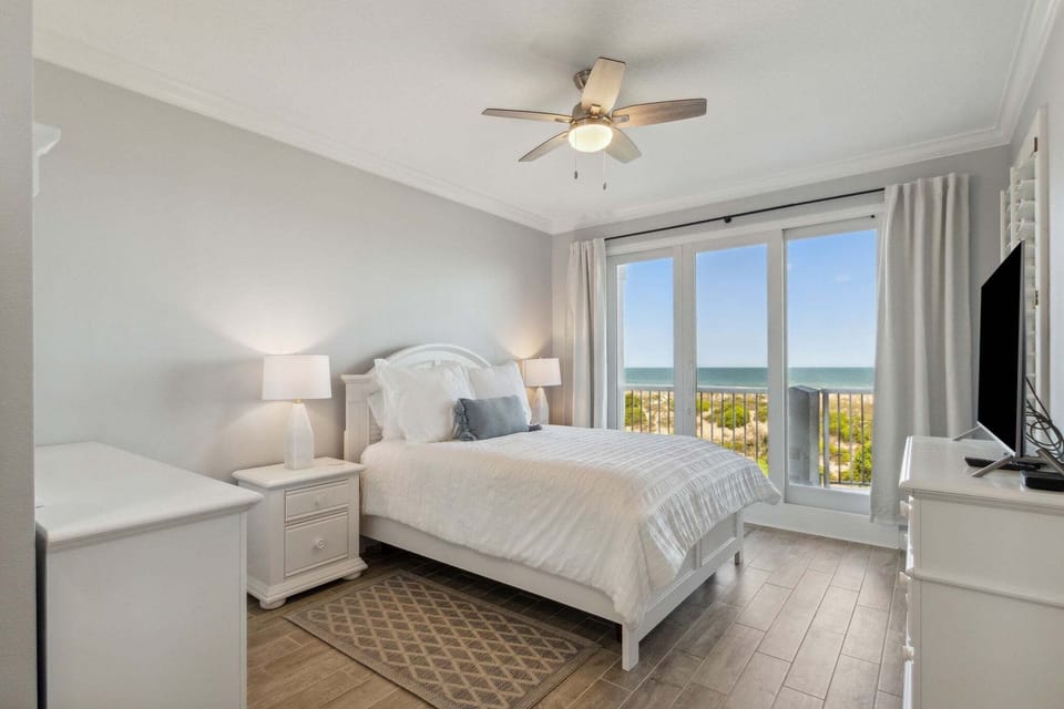 Master Suite with Ocean Views, Private Balcony Access and Flat Screen Smart TV with Cable (Queen Bed)