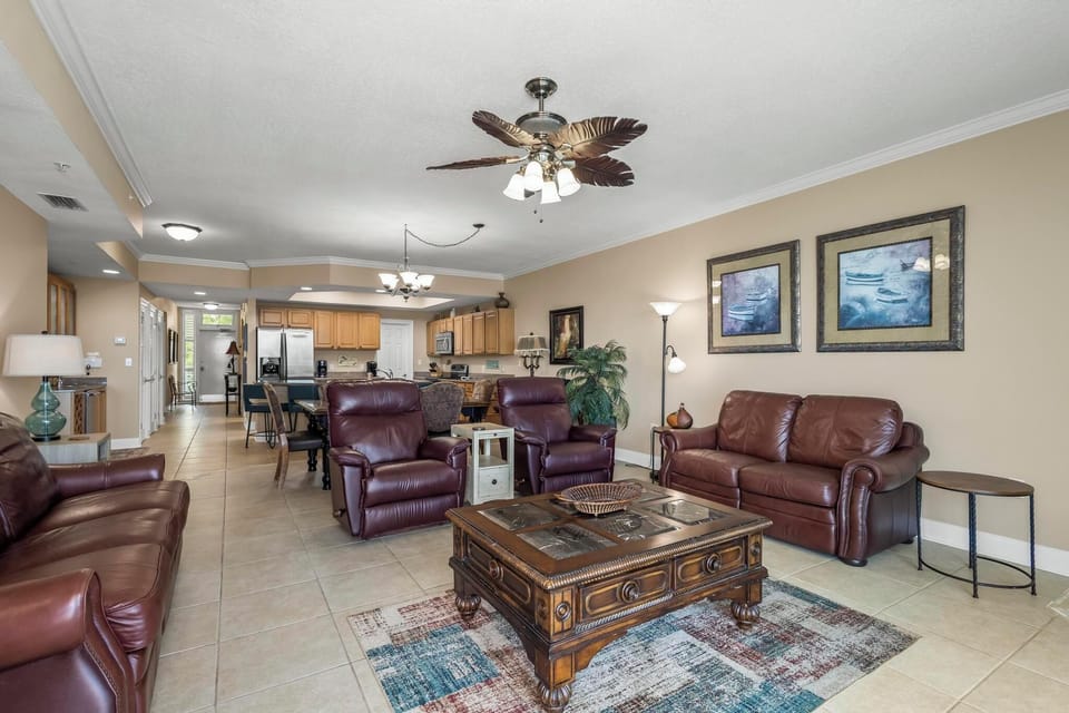 Living Area - The spacious living area features plenty of comfortable seating including a leather sofa, loveseat, and 2 recliners.