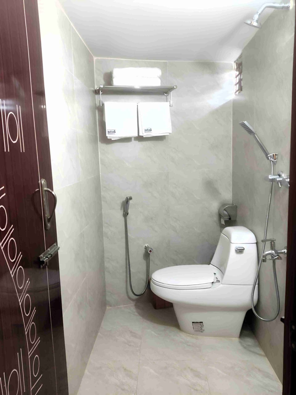 Shower, rainfall showerhead, free toiletries, slippers