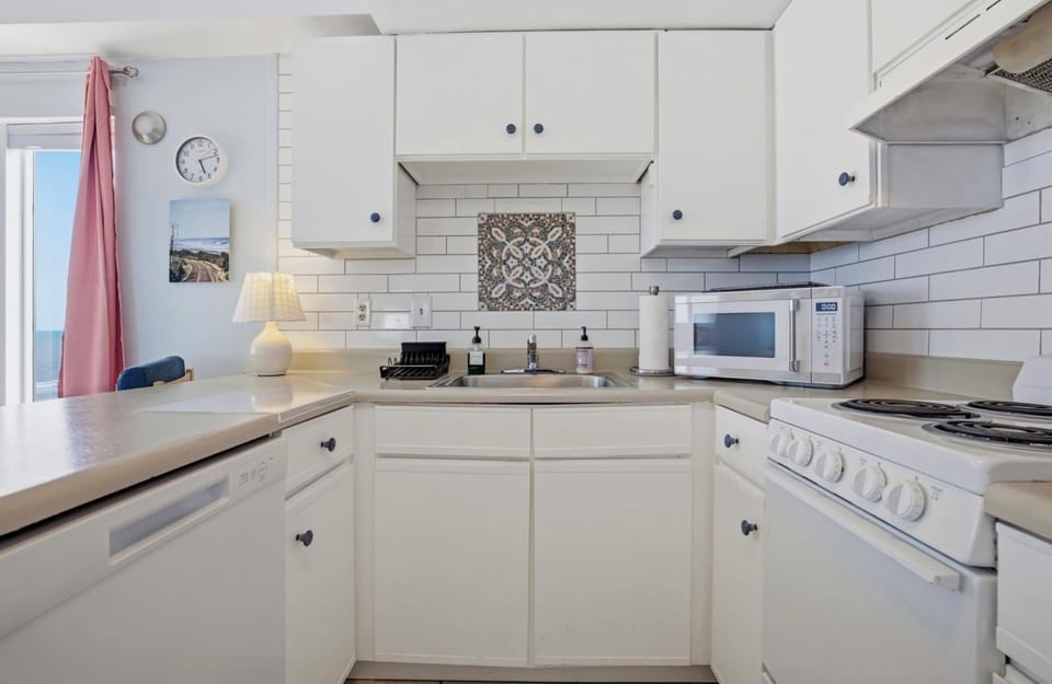 A well-equipped kitchen ready for everything from morning coffee to a quiet dinner in — fresh, simple, and thoughtfully styled. ⭐