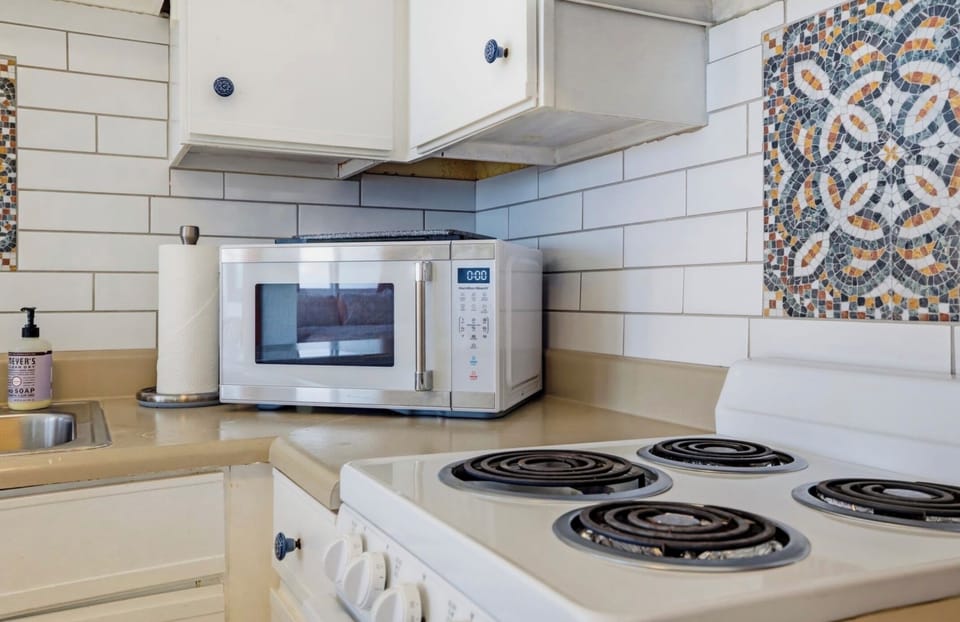 Clean, modern, and fully stocked, the kitchen blends everyday function with the same calm, elevated style found throughout the studio. ⭐