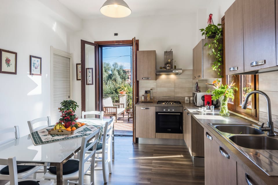 Design House | Private kitchen | Full-size fridge, microwave, oven, stovetop