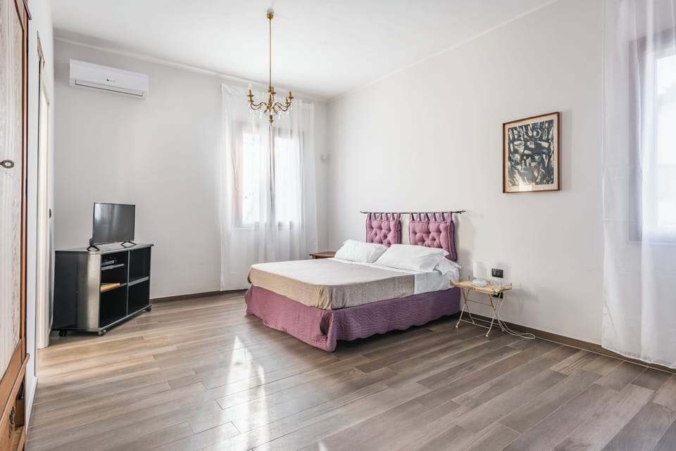 Design House | 3 bedrooms, desk, iron/ironing board, free WiFi