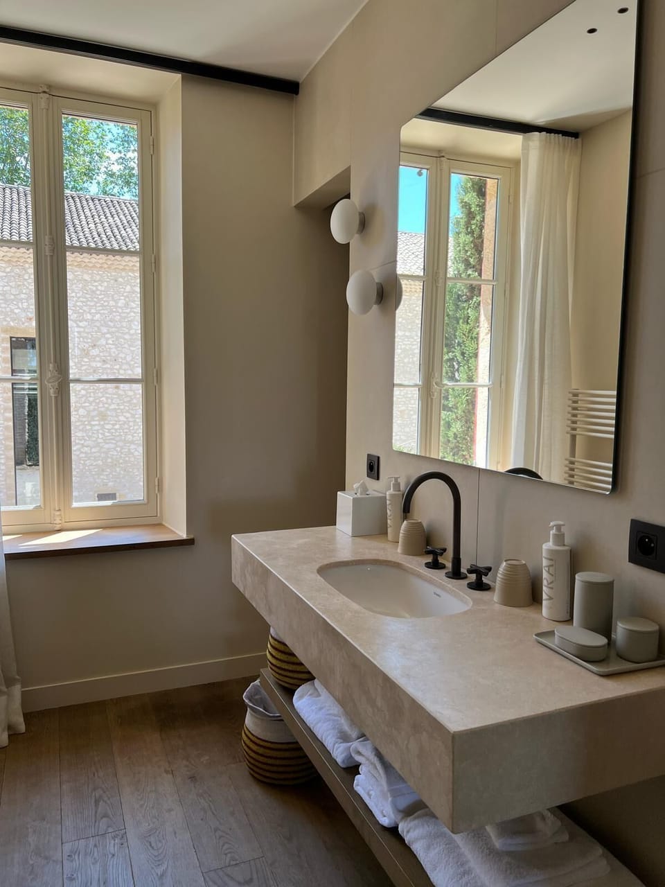 Logement des Vignes | Bathroom | Free toiletries, hair dryer, bathrobes, slippers
