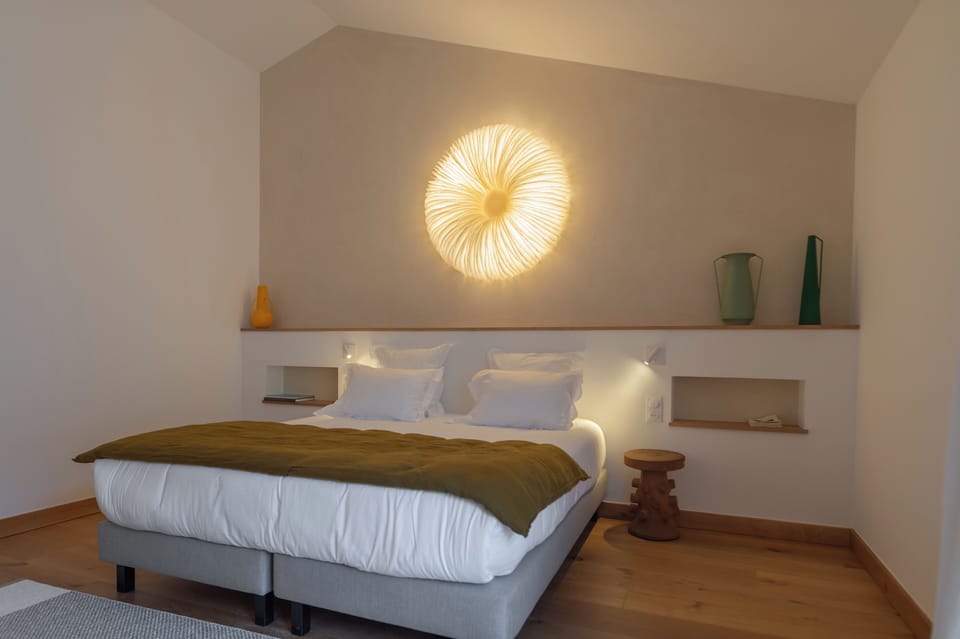 Chambre Privilège | In-room safe, desk, laptop workspace, blackout drapes