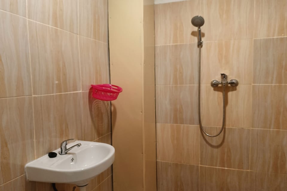 Standard Double Room | Bathroom | Shower, towels