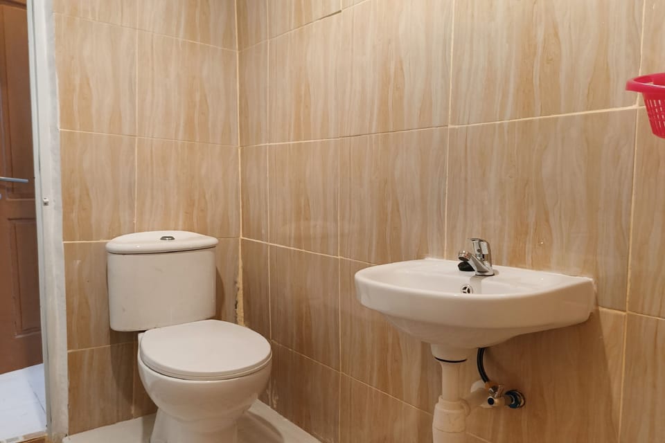 Standard Double Room | Bathroom | Shower, towels