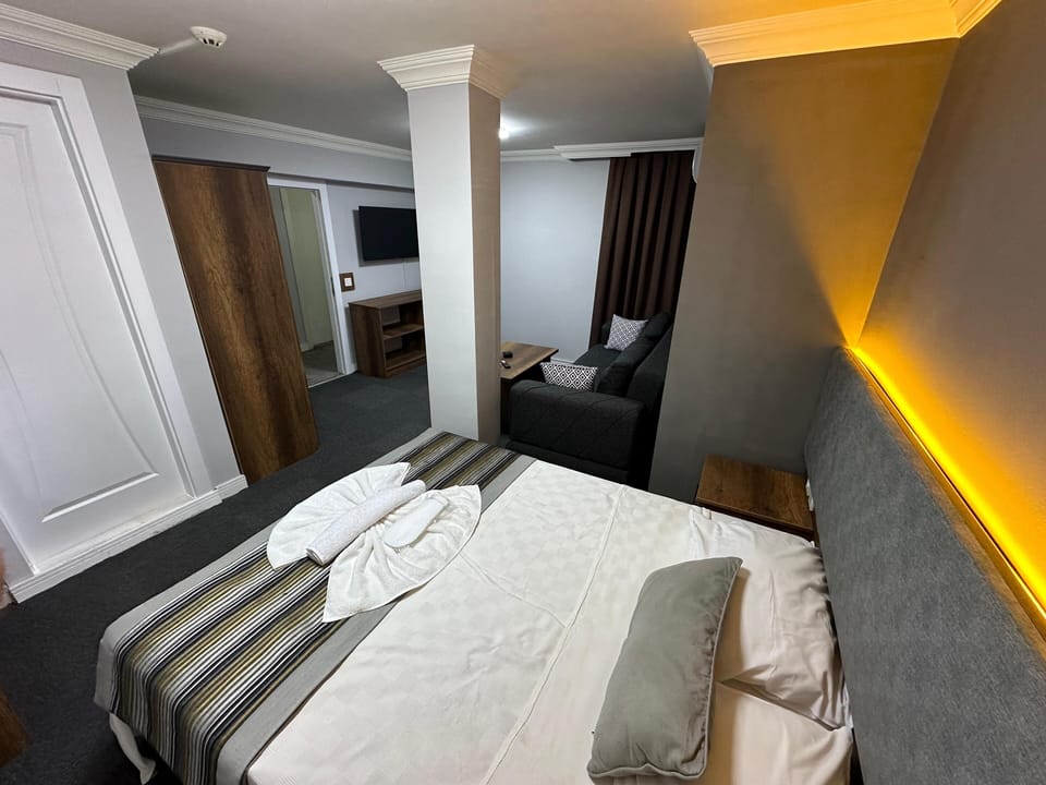 Deluxe Suite | Minibar, individually decorated, individually furnished, free WiFi