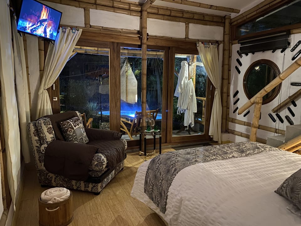 Deluxe Suite | Premium bedding, down comforters, iron/ironing board (on request)