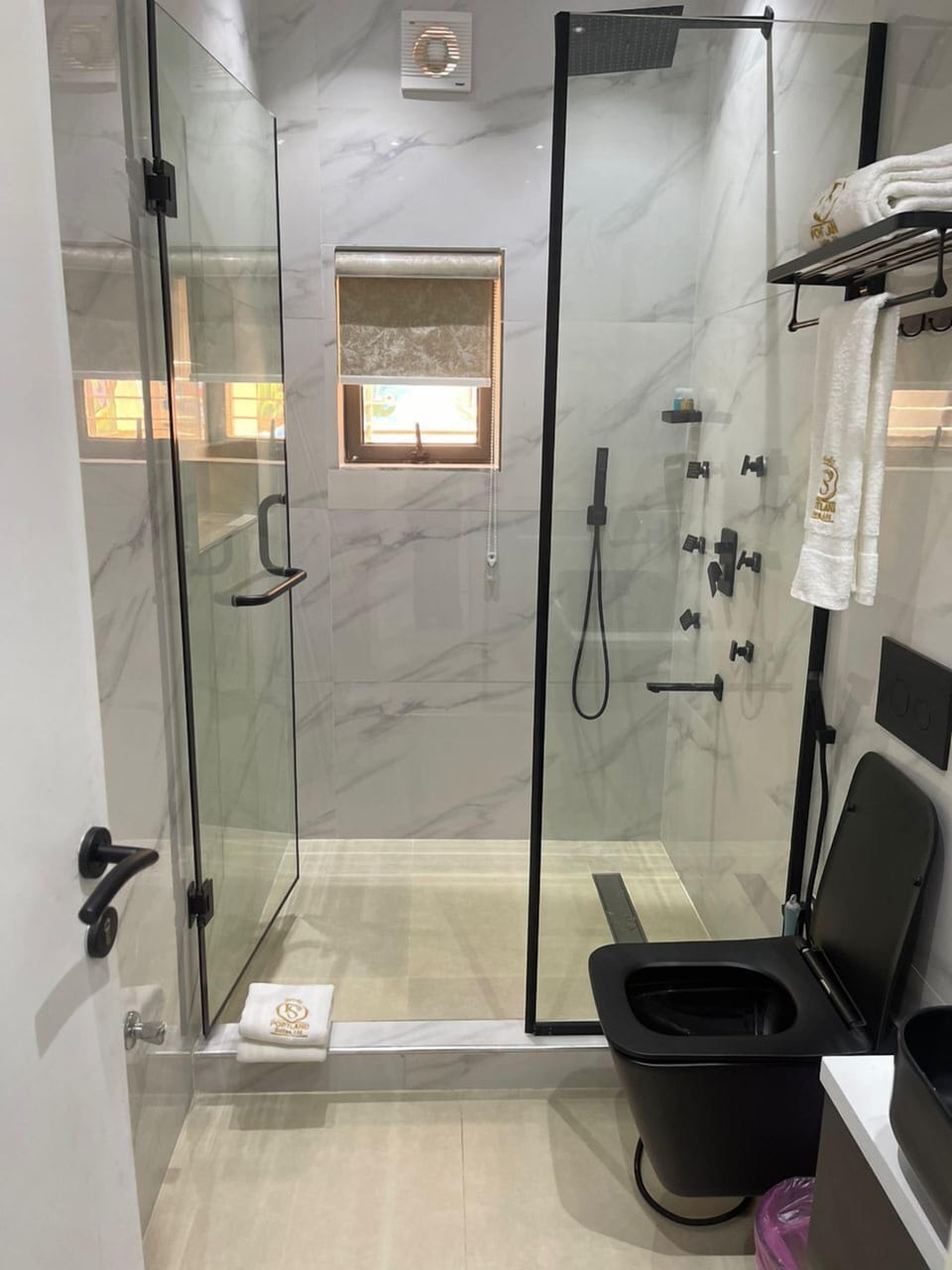 Shower, rainfall showerhead, free toiletries, towels
