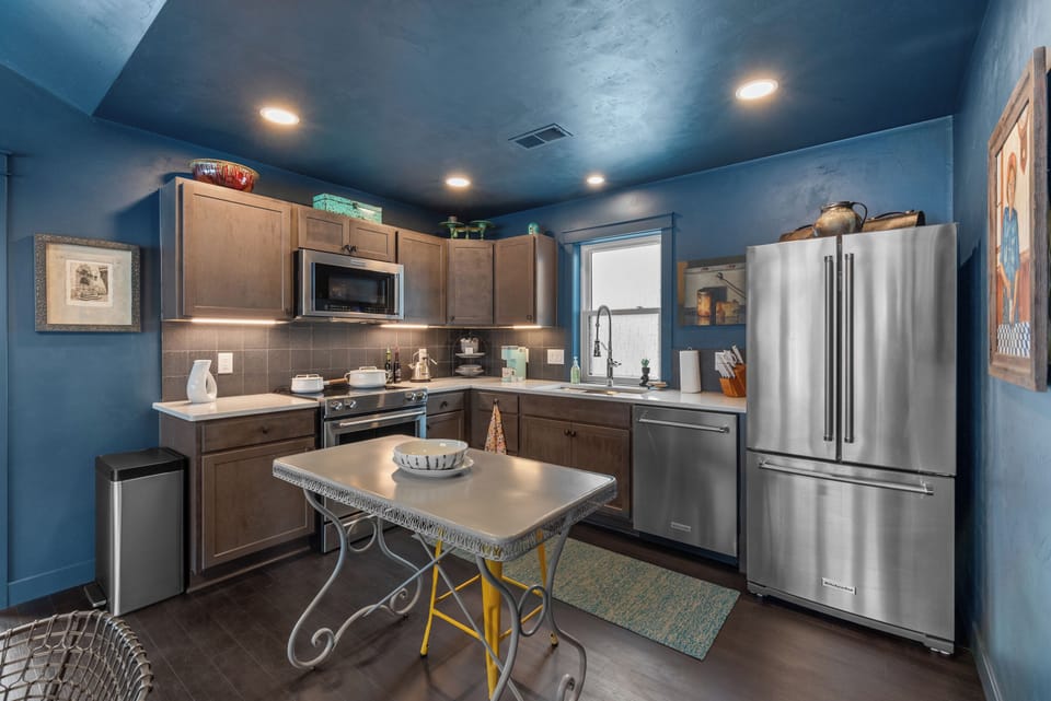 Modern kitchen setup ready for everyday cooking & hosting.