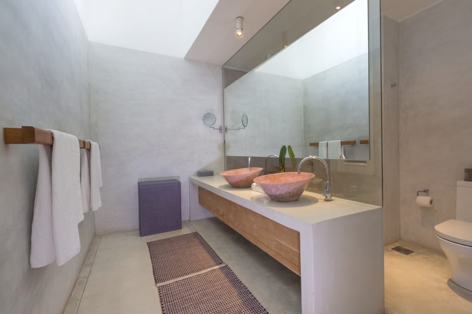 Shower, rainfall showerhead, free toiletries, hair dryer
