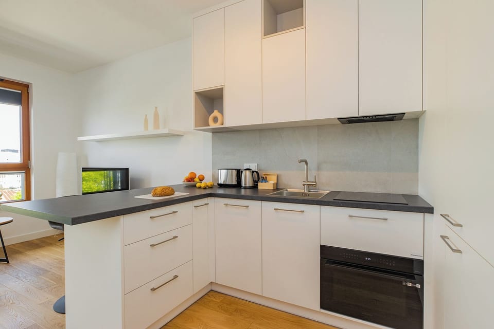 City Apartment | Private kitchen | Full-size fridge, microwave, oven, stovetop