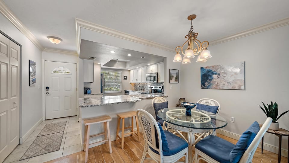 Condo, 2 Bedrooms | Dining