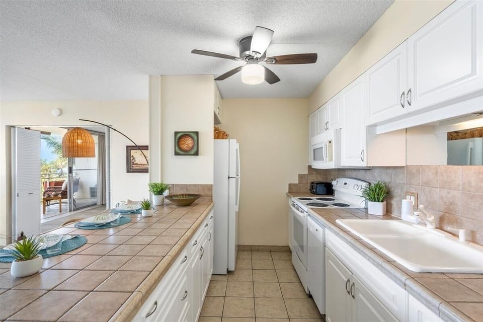 Condo, 2 Bedrooms | Private kitchen | Fridge, oven, stovetop, coffee/tea maker