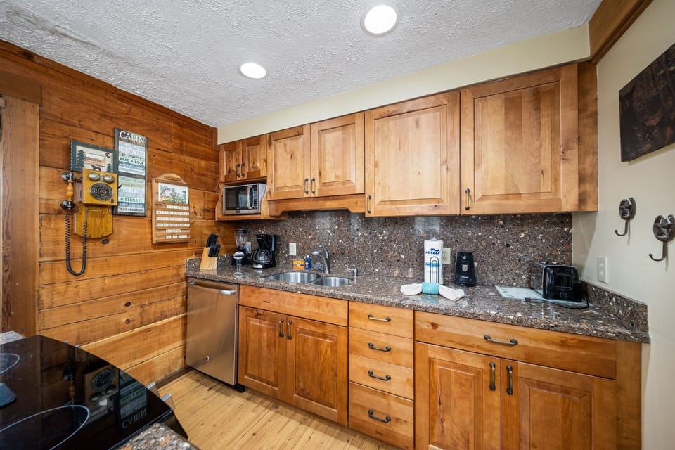 Cabin, 3 Bedrooms | Private kitchen | Fridge, oven, coffee/tea maker, toaster