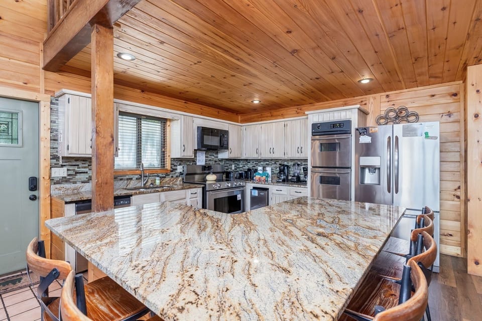 Chalet, Multiple Bedrooms | Private kitchen | Fridge, oven, coffee/tea maker, toaster