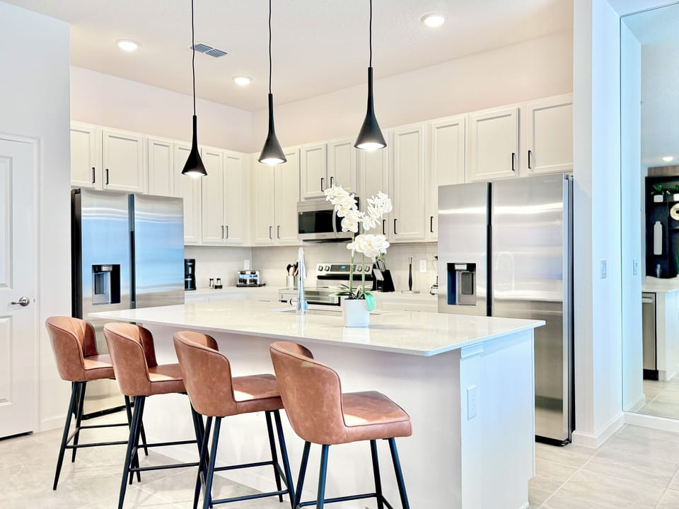 Fully equipped kitchen with 4-chair counter.