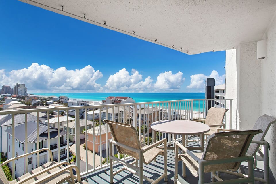 02-Mainsail-382-Balcony