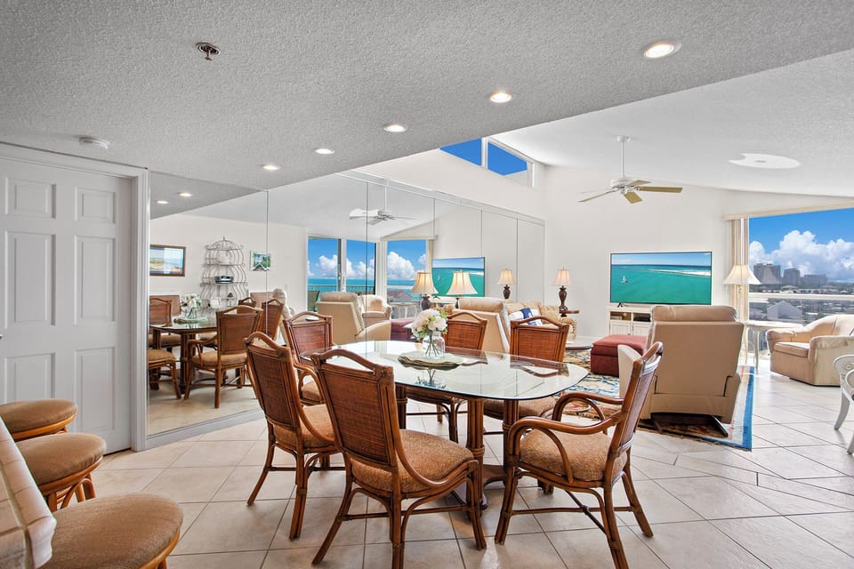 03-Mainsail-382-Dining