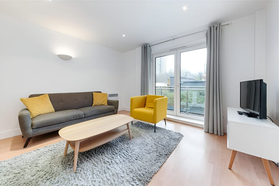 Deluxe Apartment | Living area | 32-inch LCD TV with satellite channels