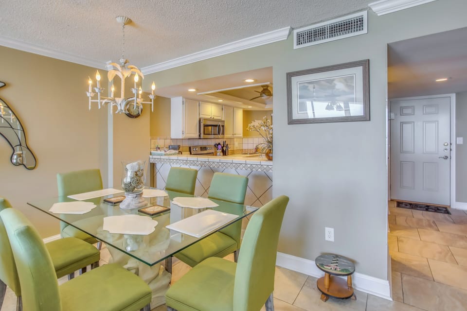 Dining Area | Dishware/Flatware Provided