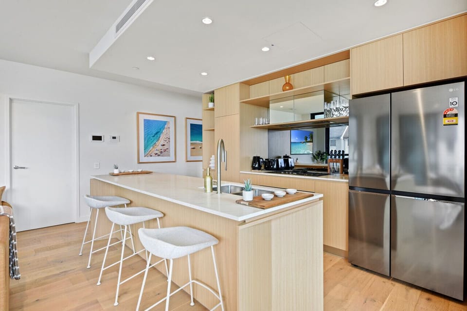 Kitchen + Breakfast Bar