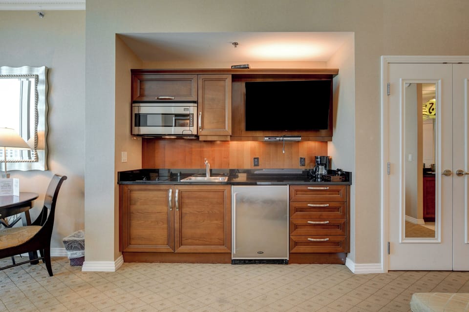 City Room, 1 King Bed with Sofa bed, Non Smoking, Kitchenette | Private kitchen | Mini-fridge, microwave, oven, stovetop