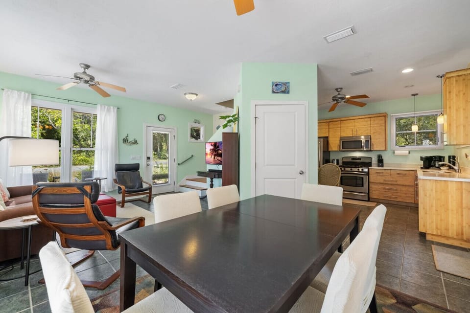 Dining area for 6