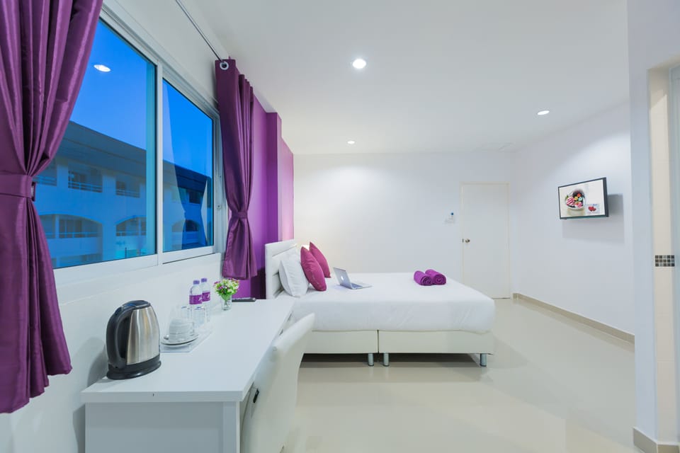 Deluxe Room | Living area | 32-inch flat-screen TV with cable channels, TV